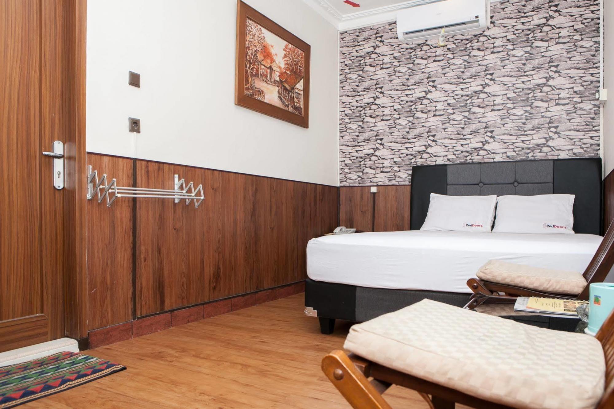 Reddoorz Plus Near Riau Street 万隆 外观 照片